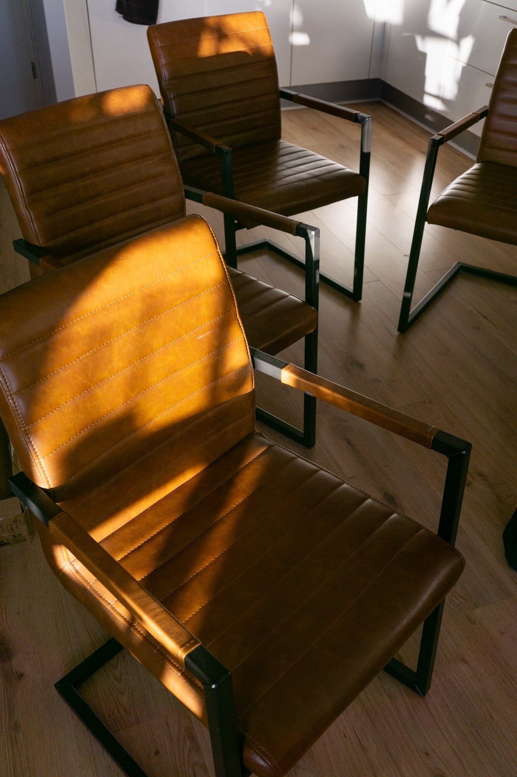 Foto 7 van Mangohouten eettafel 240 cm + 7 GAMMA BAS stoelen