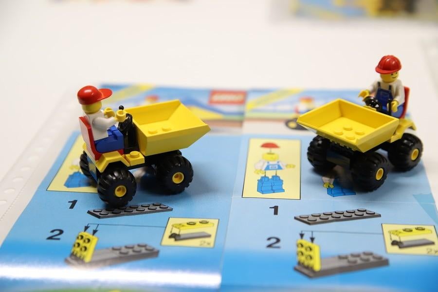 6507  2stuks gele kiepwagentjes met bestuurders, Kinderen en Baby's, Speelgoed | Duplo en Lego, Ophalen of Verzenden, Gebruikt