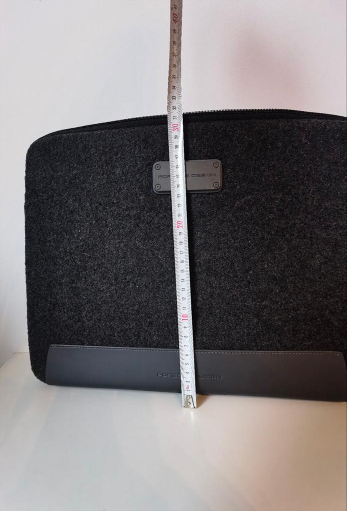 Origineel porsche design laptop hoes / sleeve

Geschikt voor, Computers en Software, Laptophoezen, Ophalen of Verzenden, 14 inch