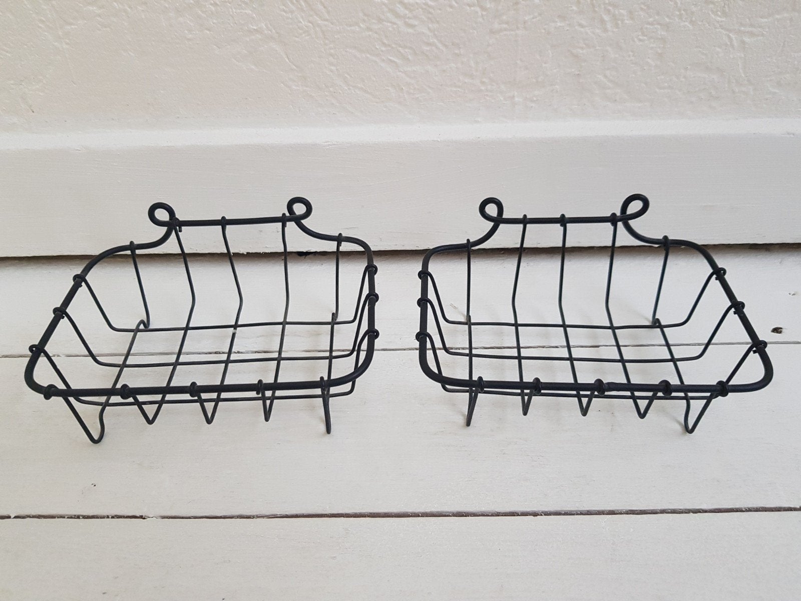 2 zwarte metalen mandjes om op te hangen  14 x 10 cm, Ophalen of Verzenden, Zo goed als nieuw