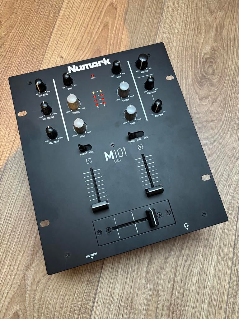 Numark M101 USB DJ Mixer - Compacte 2-kanaals mixer, Muziek en Instrumenten, Mengpanelen, Ophalen of Verzenden, Zo goed als nieuw