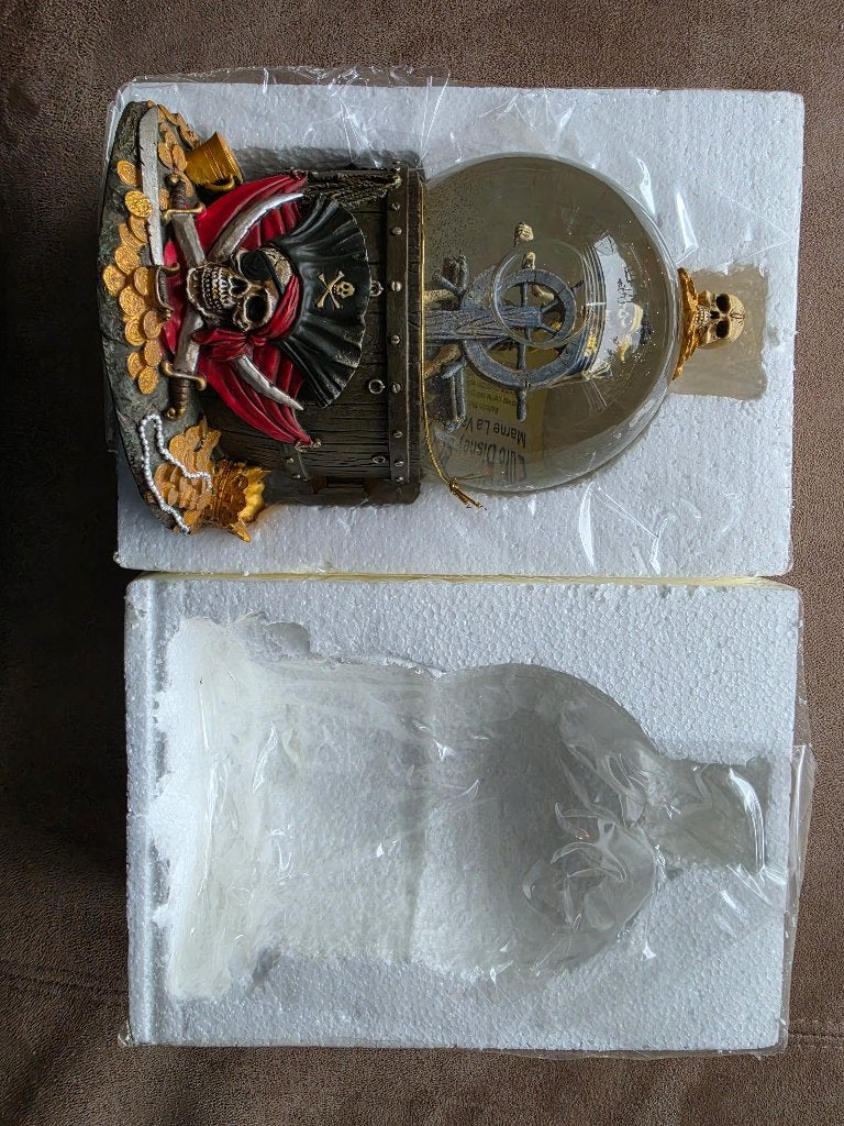 Disney snowglobe pirates of caribbean, Verzamelen, Ophalen of Verzenden, Overige figuren, Zo goed als nieuw, Beeldje of Figuurtje