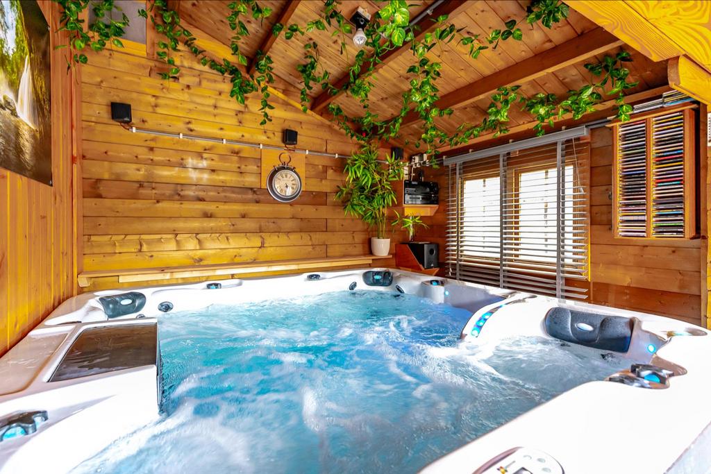 Luxe 6-persoons Jacuzzi - In goede staat, met trap en cover, Ophalen, Zo goed als nieuw, Trap, Vast