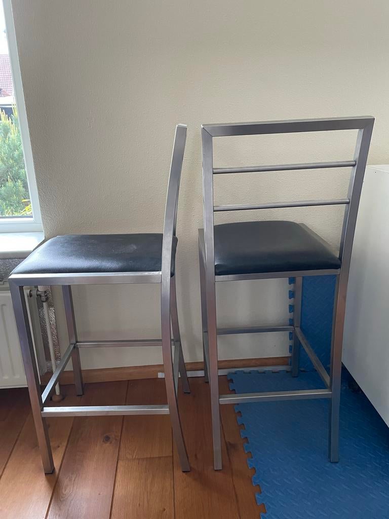 Set van 2 moderne barkrukken met rugleuning, Huis en Inrichting, Barkrukken, Gebruikt, 90 cm of meer, Metaal, 2 krukken, Met voetsteun