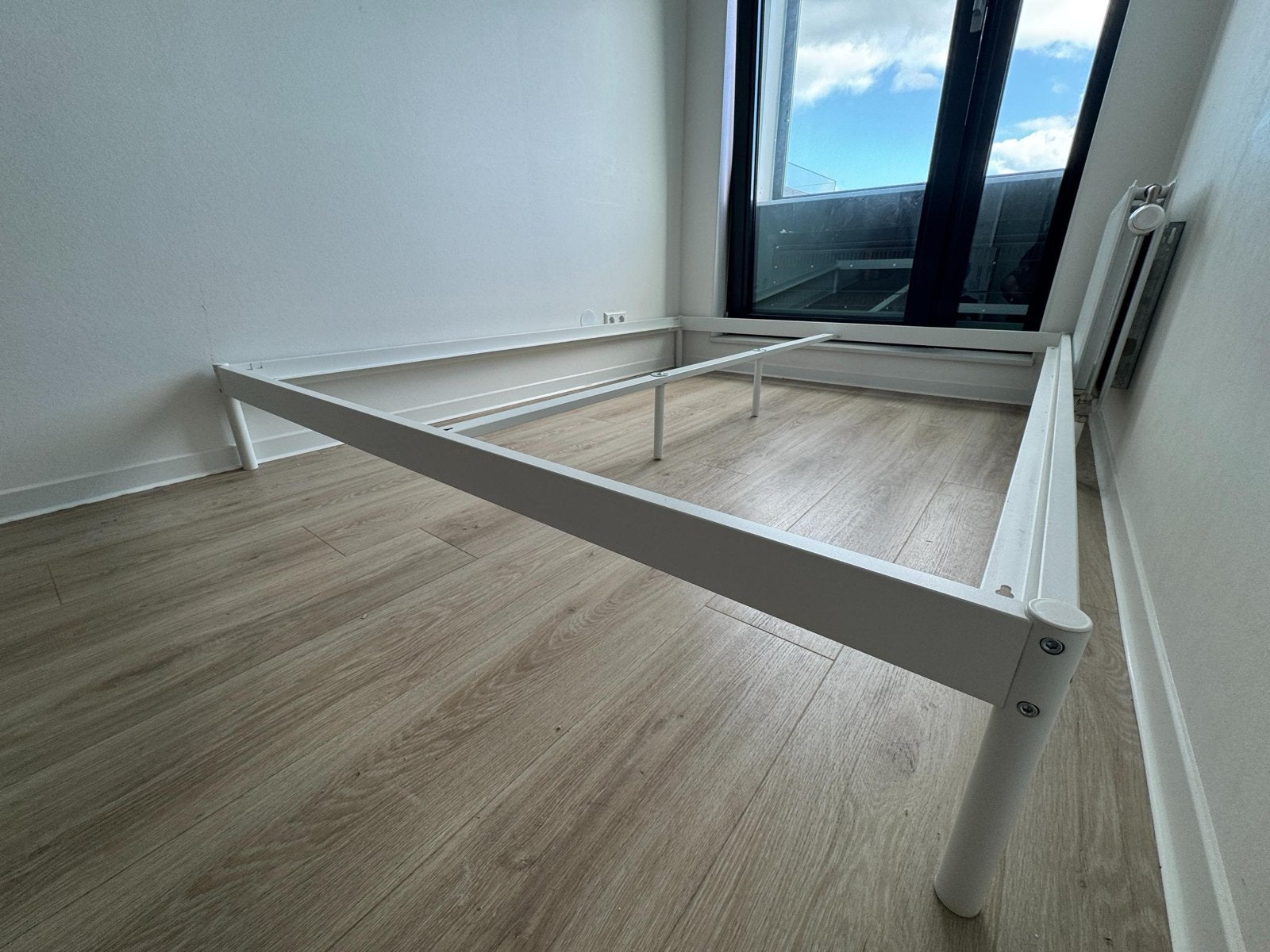 IKEA VEVELSTAD Bedframe 160x200 - Wit, Huis en Inrichting, Slaapkamer | Bedden, Wit, Tweepersoons, Ophalen of Verzenden, Zo goed als nieuw
