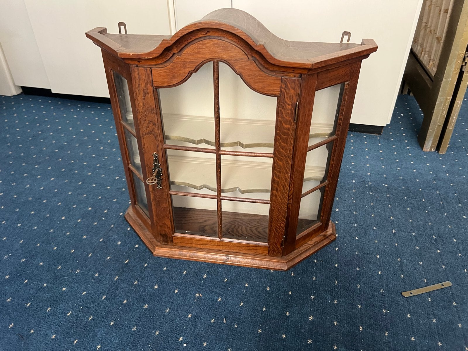 Antieke houten wandvitrinekast met glas en sleutel, Ophalen