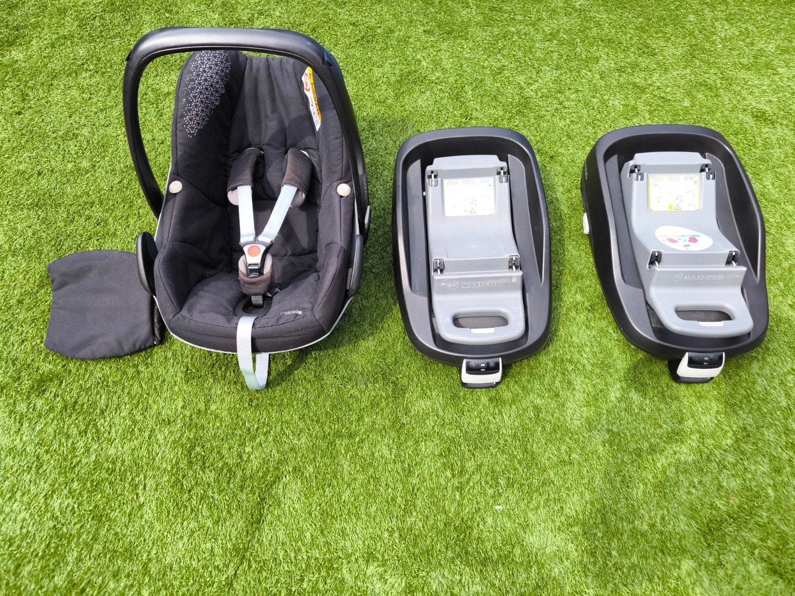 Maxi-Cosi Pebble autostoel met twee FamilyFix bases, Ophalen, Gebruikt, Isofix, 0 t/m 13 kg