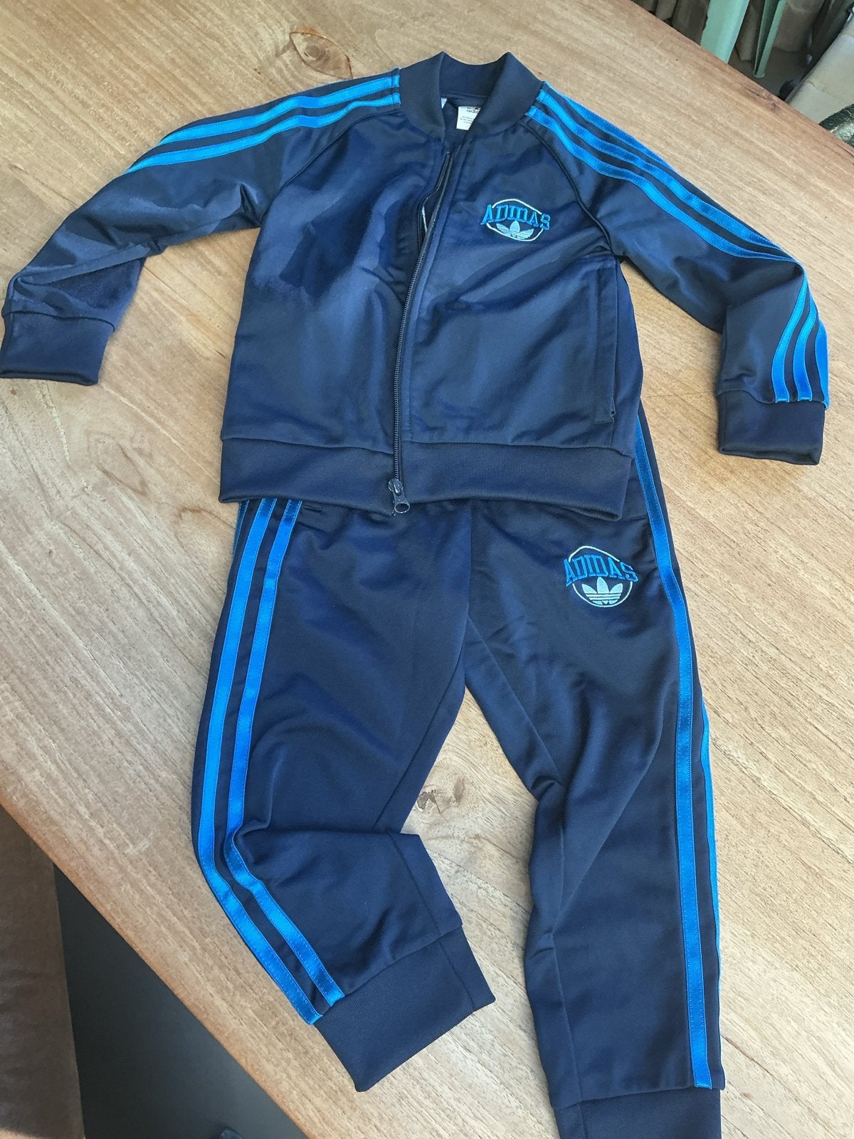 Adidas pak broek en vest blauw kobaltblauw maat 116, Ophalen of Verzenden, Zo goed als nieuw, Jongen of Meisje, Setje