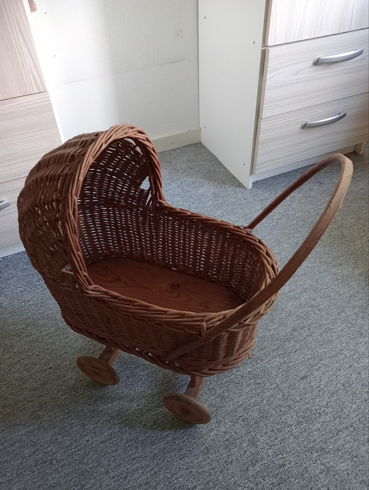 Rieten poppenwagen uit begin jaren zeventig., Ophalen, Gebruikt, Jongen of Meisje