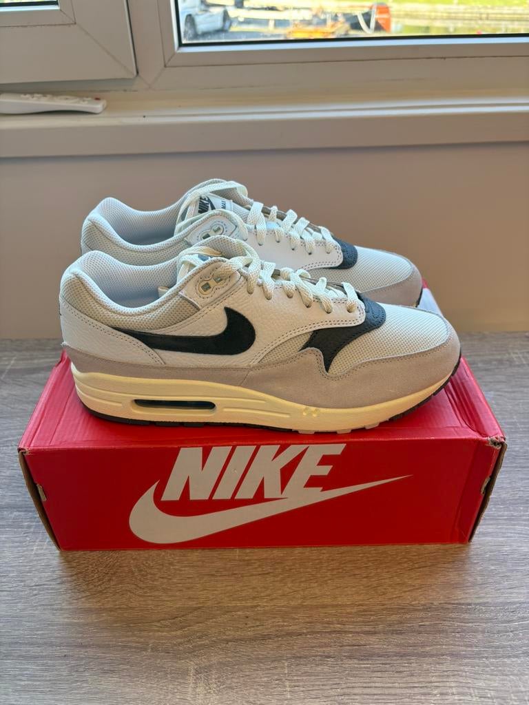 Nike Air Max 1 Light Bone Iron Grey | EU 44, Overige kleuren, Nieuw, Ophalen of Verzenden, Sneakers of Gympen