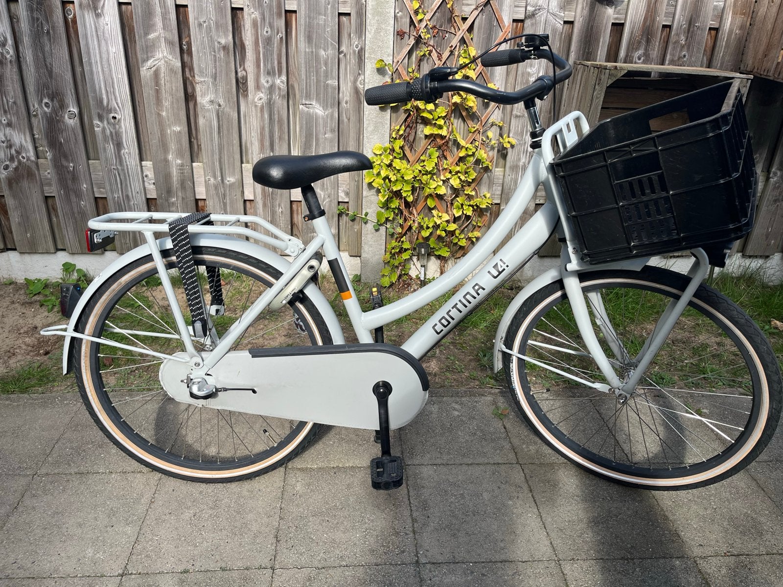 Foto 2 van Cortina U4 Transportfiets 24 inch - Lichtgrijs
