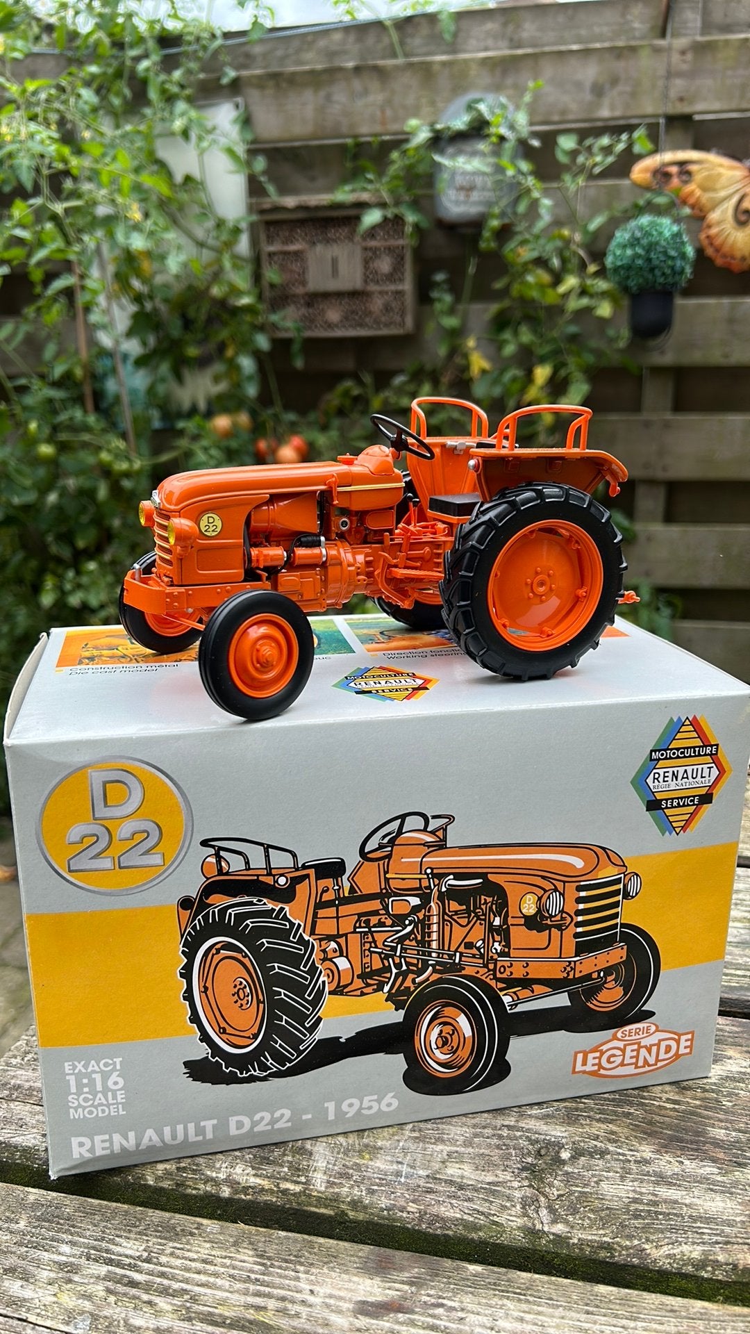 Renault D22 1956 1:16 Universal hobbies Tractor, Ophalen, Zo goed als nieuw, Tractor of Landbouw