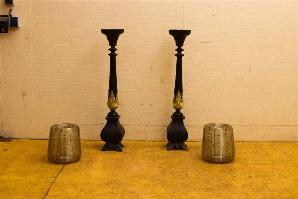 2 stuks grote houten kandelaars 48625, Huis en Inrichting, Woonaccessoires | Kandelaars en Kaarsen, Overige materialen, Gebruikt