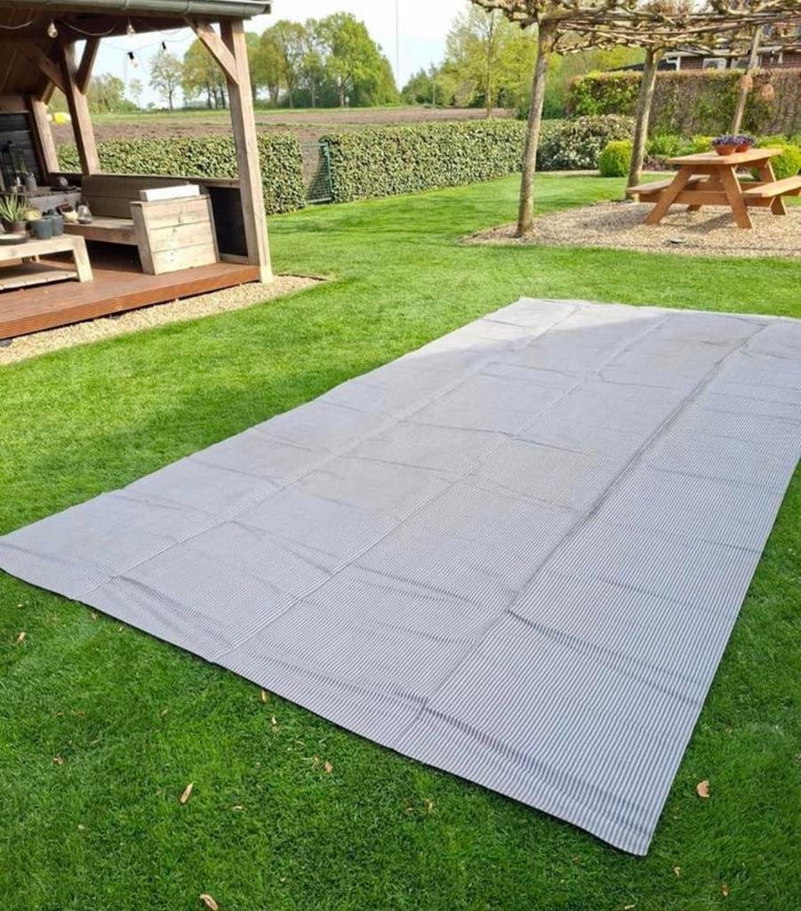 Tenttapijt grijs gestreept 5x2,5m in zeer goede staat, Caravans en Kamperen, Caravan accessoires, Ophalen, Zo goed als nieuw