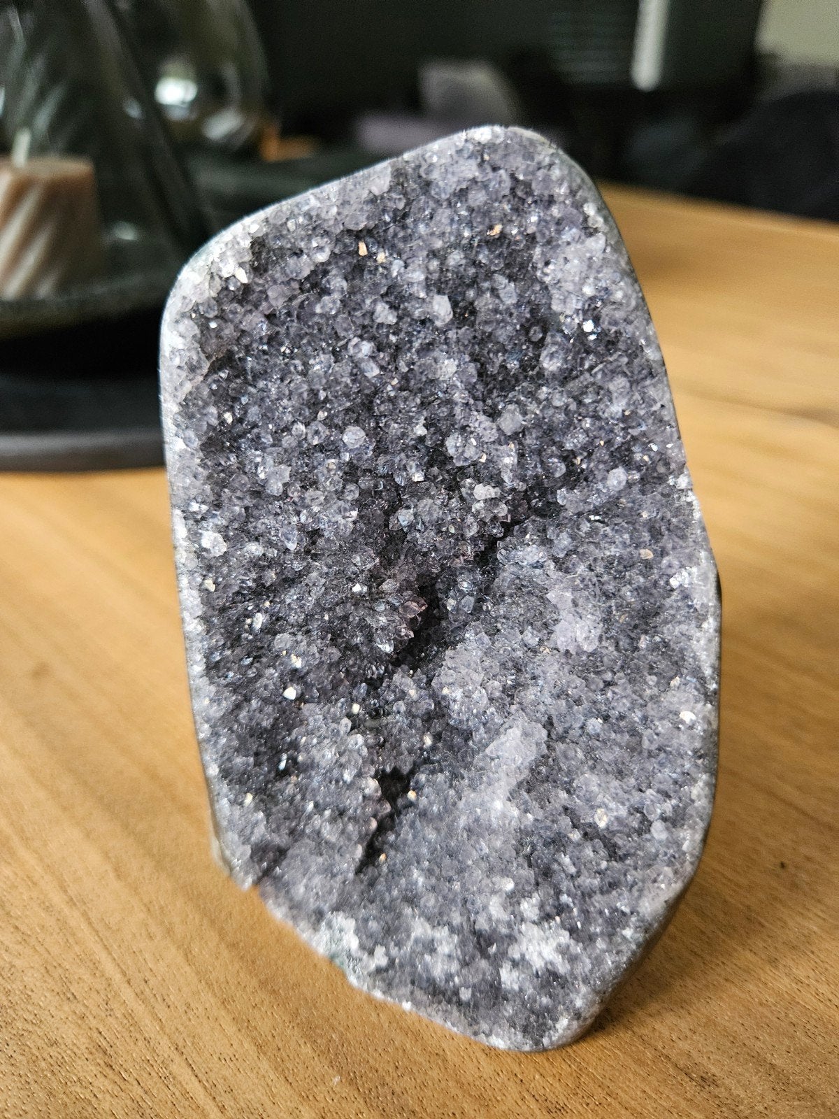 amethist cutbase donkerpaars edelsteen geode flower, Ophalen of Verzenden, Mineraal