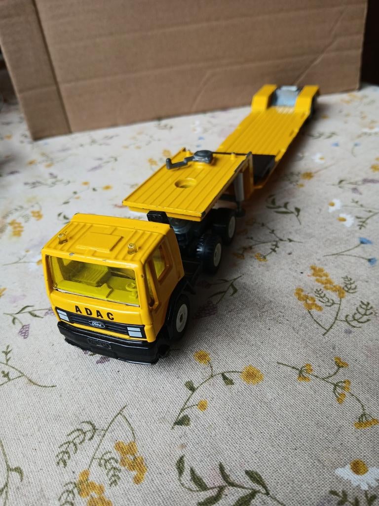 Ford oplegger ADAC. Siku, Hobby en Vrije tijd, Modelauto's | Overige schalen, Ophalen of Verzenden, Gebruikt, Bus of Vrachtwagen