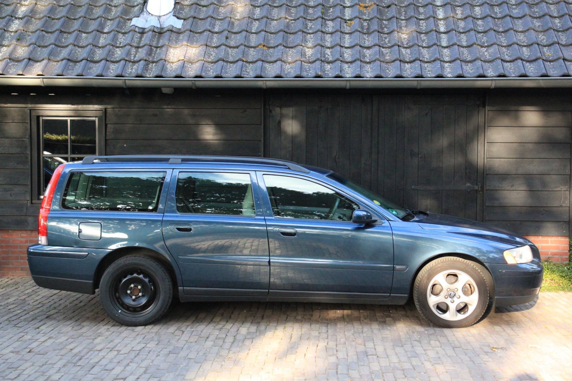 Volvo V70 2.5 T Automaat Momentum Parkeersensor/Stoelverwarm, 1532 kg, Blauw, Leder en Stof, 2521 cc