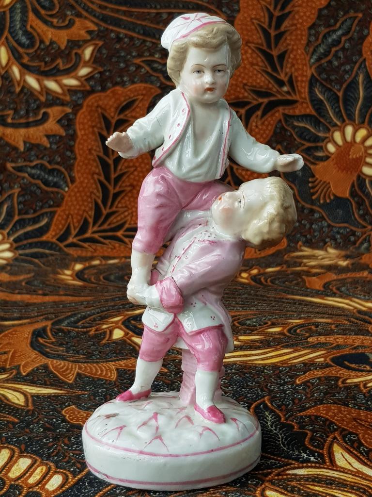 Spelende jongens mooi antiek beeldje uit Duitsland 15,8 cm., Antiek en Kunst, Ophalen of Verzenden