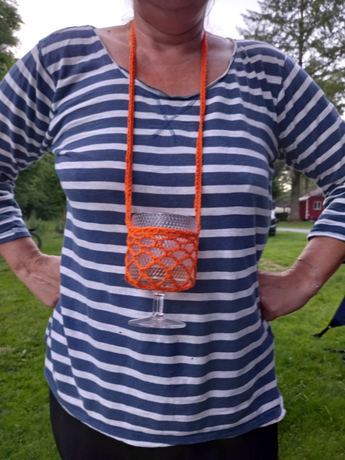 Handsfree oranje WK voetbal wijnglas houder hanger om nek, Ophalen of Verzenden, Nieuw, Versiering, Oranje of Koningsdag