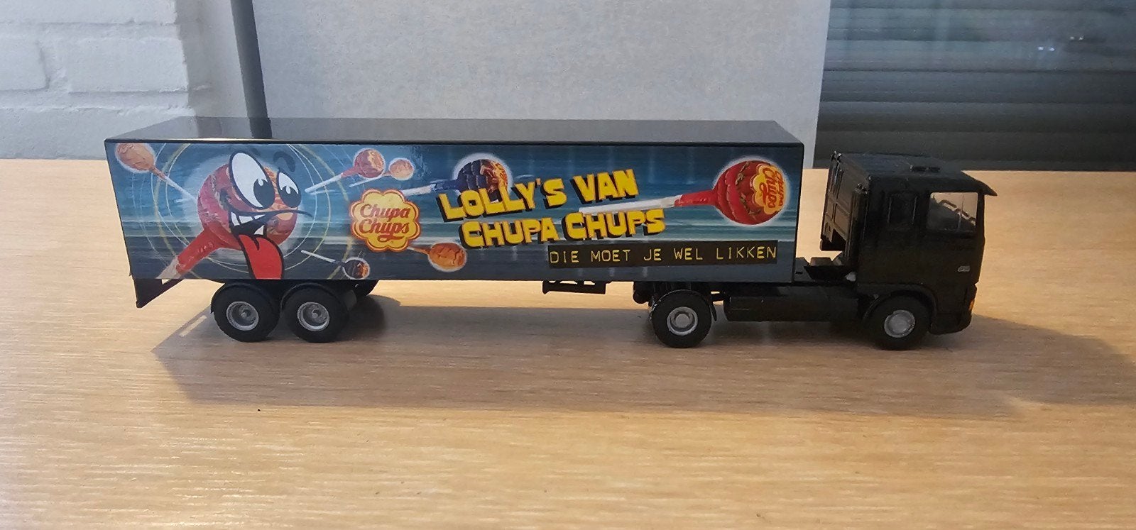 TE KOOP MOOIE LIONTOYS DAF 95 XF CHUPA CHUPS SCHAAL1:50

SCH, Ophalen of Verzenden, Zo goed als nieuw, Bus of Vrachtwagen, Lion Toys