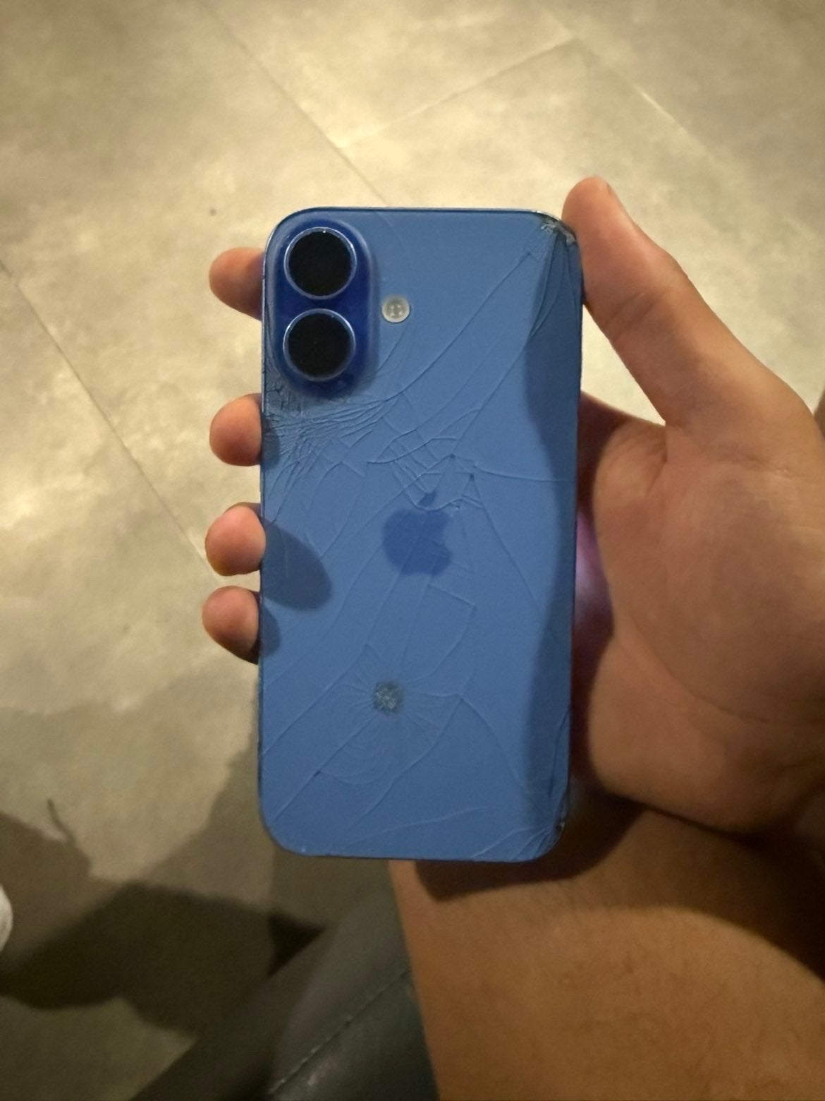 iPhone 16 128GB Blauw - Barst in scherm en achterkant, Telecommunicatie, Mobiele telefoons | Apple iPhone, Ophalen, 89 %, Blauw