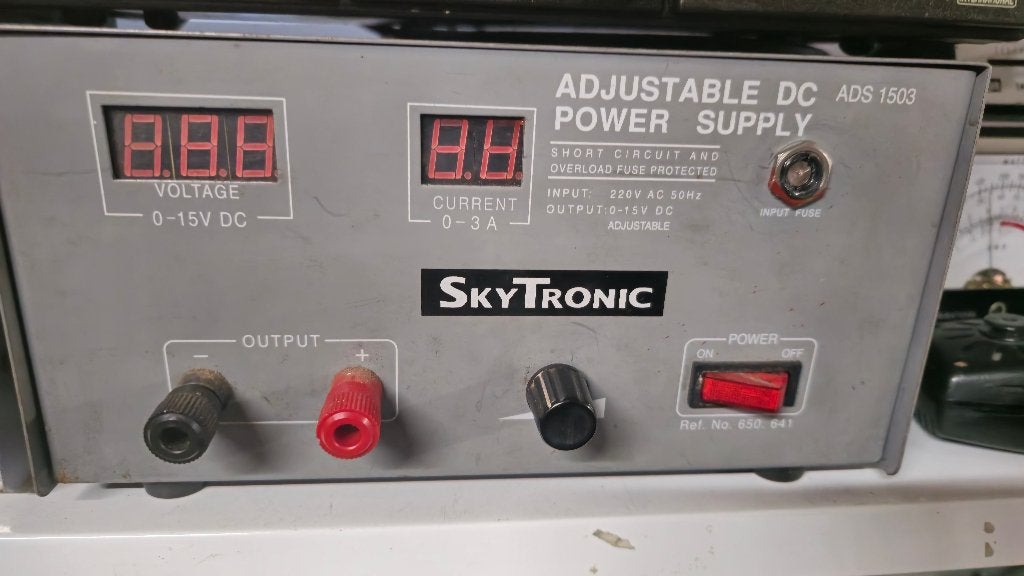 SkyTronic ADS 1503 Instelbare DC Voeding, Hobby en Vrije tijd, Ophalen, Gebruikt