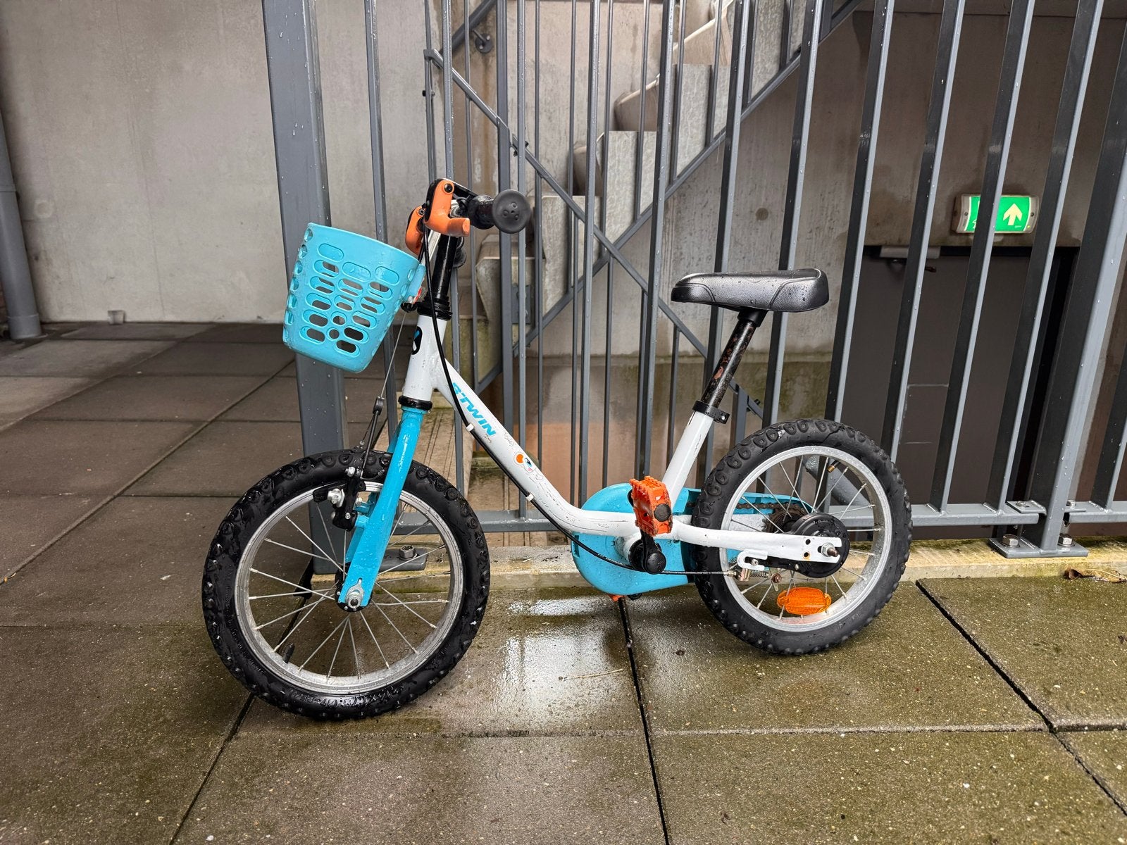 B'Twin kinderfiets 14 inch met zijwieltjes, Fietsen en Brommers, Ophalen, Gebruikt, Minder dan 16 inch, Zijwieltjes