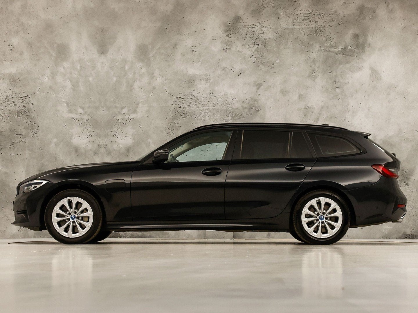 BMW 3 Serie Touring 330e Sport 292Pk Automaat (APPLE CARPLAY, Automaat, Achterwielaandrijving, Gebruikt, Euro 6
