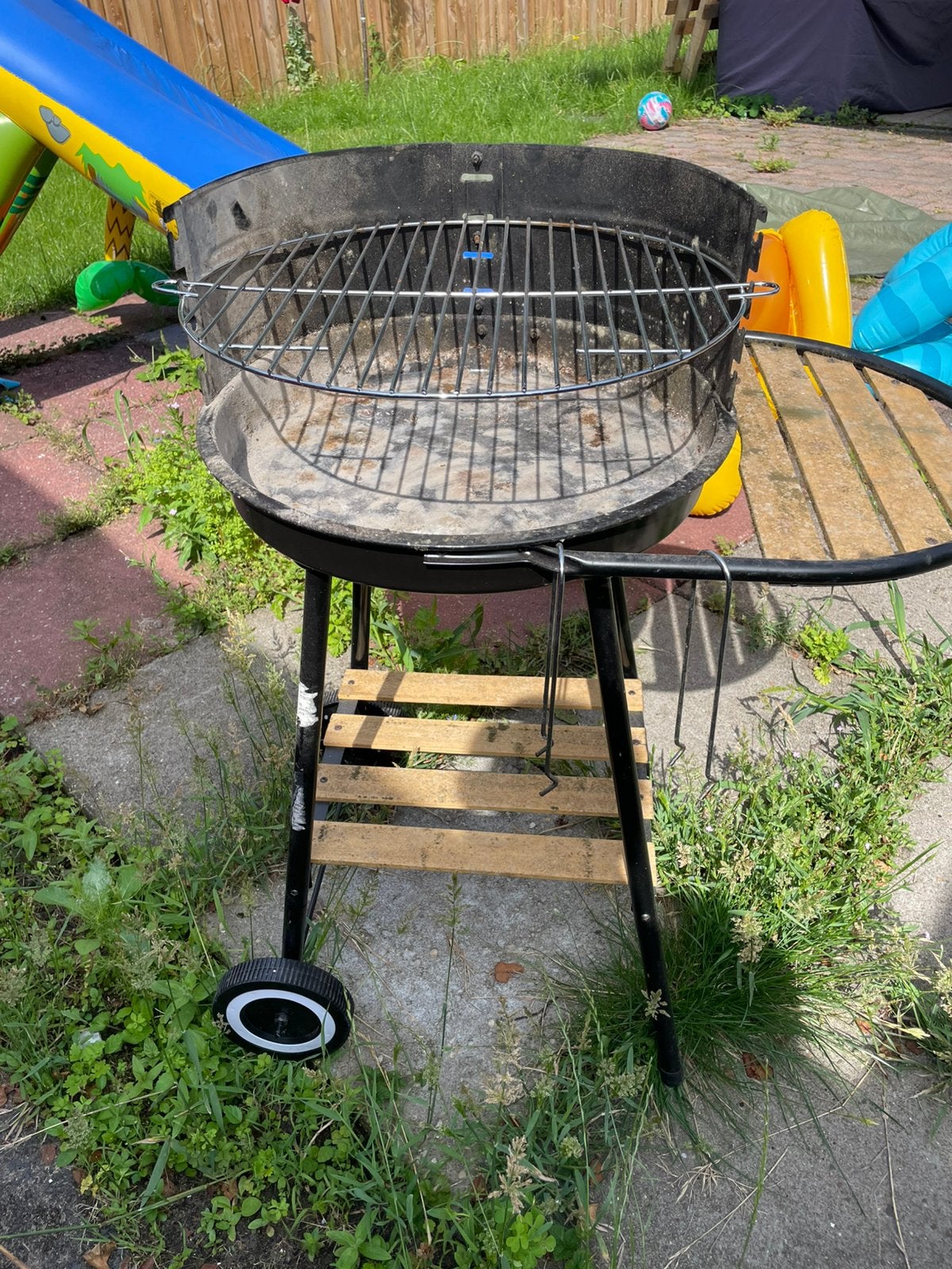 Paar keer gebruikt houtskool barbecue, Ophalen, Zo goed als nieuw