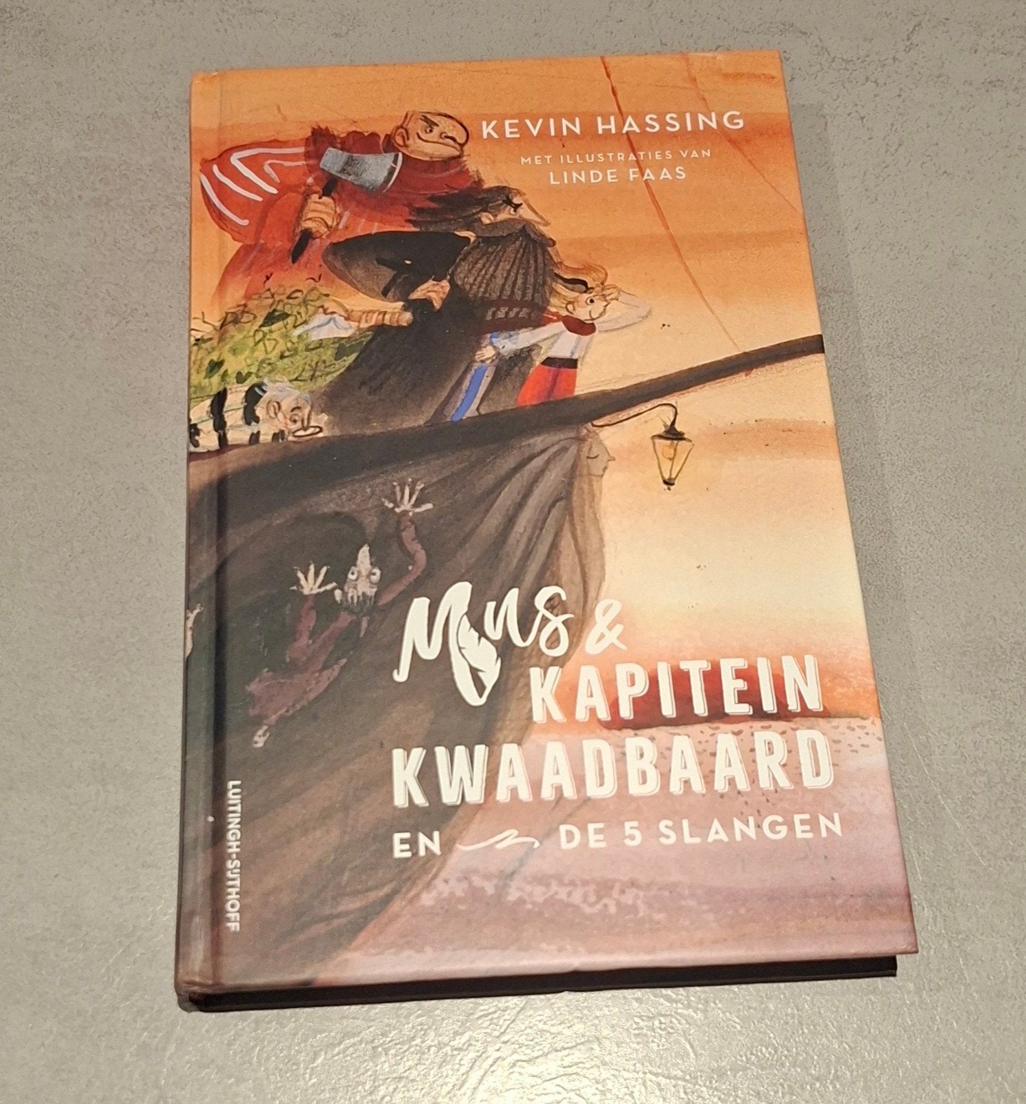 Mus & Kapitein Kwaadbaard en de 5 Slangen, Boeken, Ophalen of Verzenden, Zo goed als nieuw, Kevin Hassing, Fictie algemeen