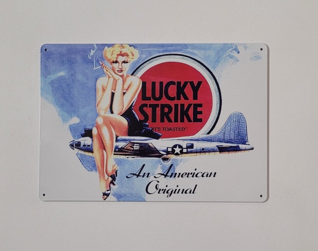 Lucky Strike pinup vliegtuig reclamebord van metaal wandbord, Reclamebord, Info@deconoord.nl, Deco Noord, Nieuw