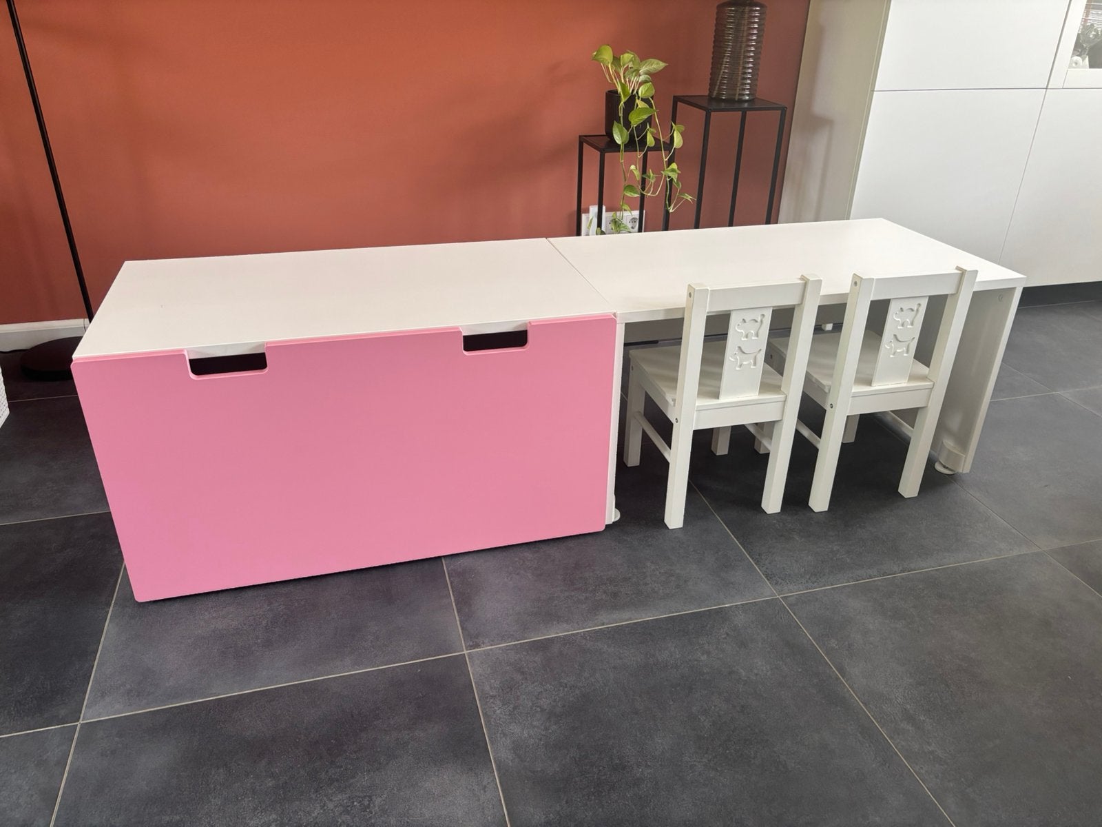 Ikea smastad 2x bureau met kist en 2 stoelen, Ophalen, Zo goed als nieuw, Tafel(s) en Stoel(en)