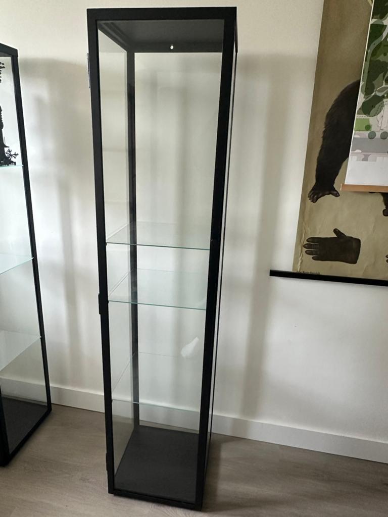 Ikea blaliden vitrinekast zwart, Huis en Inrichting, Kasten | Vitrinekasten, Ophalen, 50 tot 100 cm, Zo goed als nieuw, 150 tot 200 cm