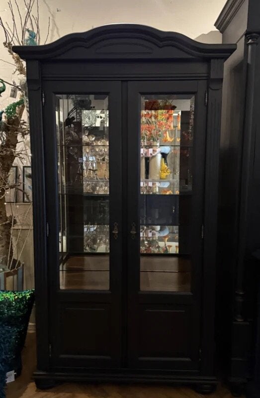 Klassieke vitrinekast, vintage kast, pronkkast zwart VdlM, Ophalen, Met deur(en), 100 tot 150 cm, Antiek brocante toogkast servieskast glazenkast showkast kastje