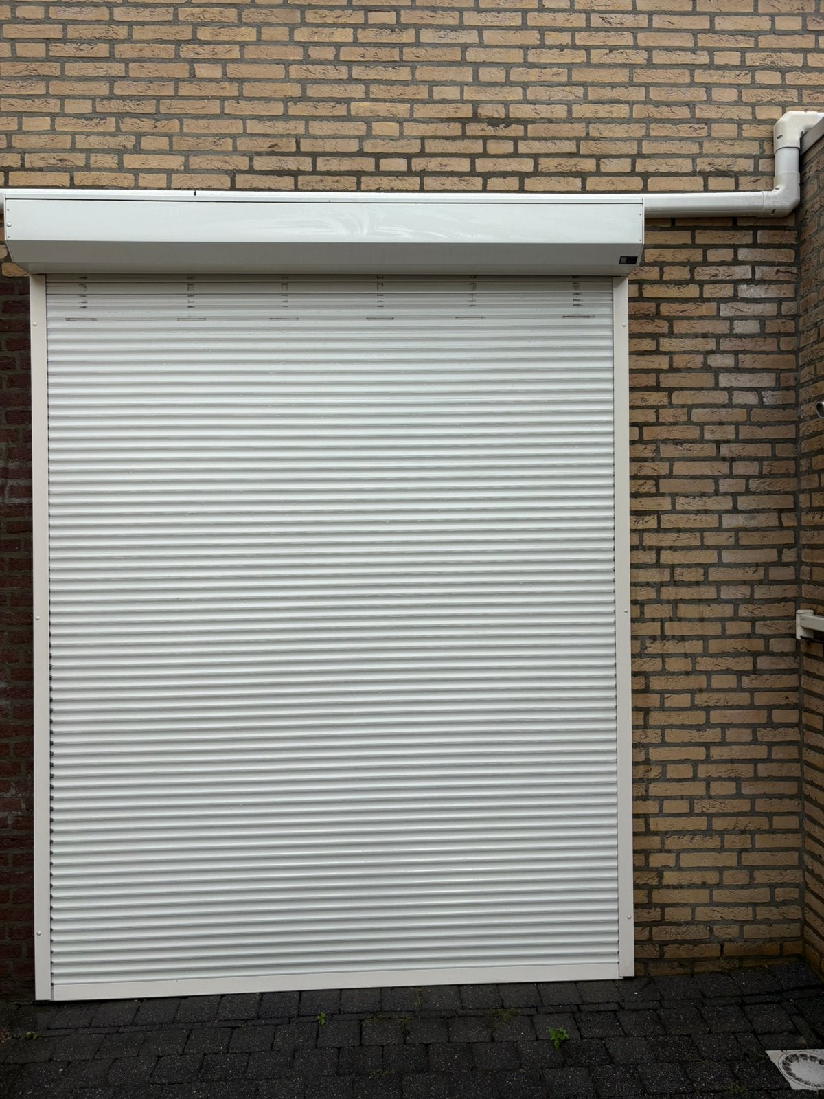 Elektrisch rolluik 272 x 210 cm – zelf demonteren, Doe-het-zelf en Verbouw, Rolluiken, Ophalen, Zo goed als nieuw, 200 cm of meer