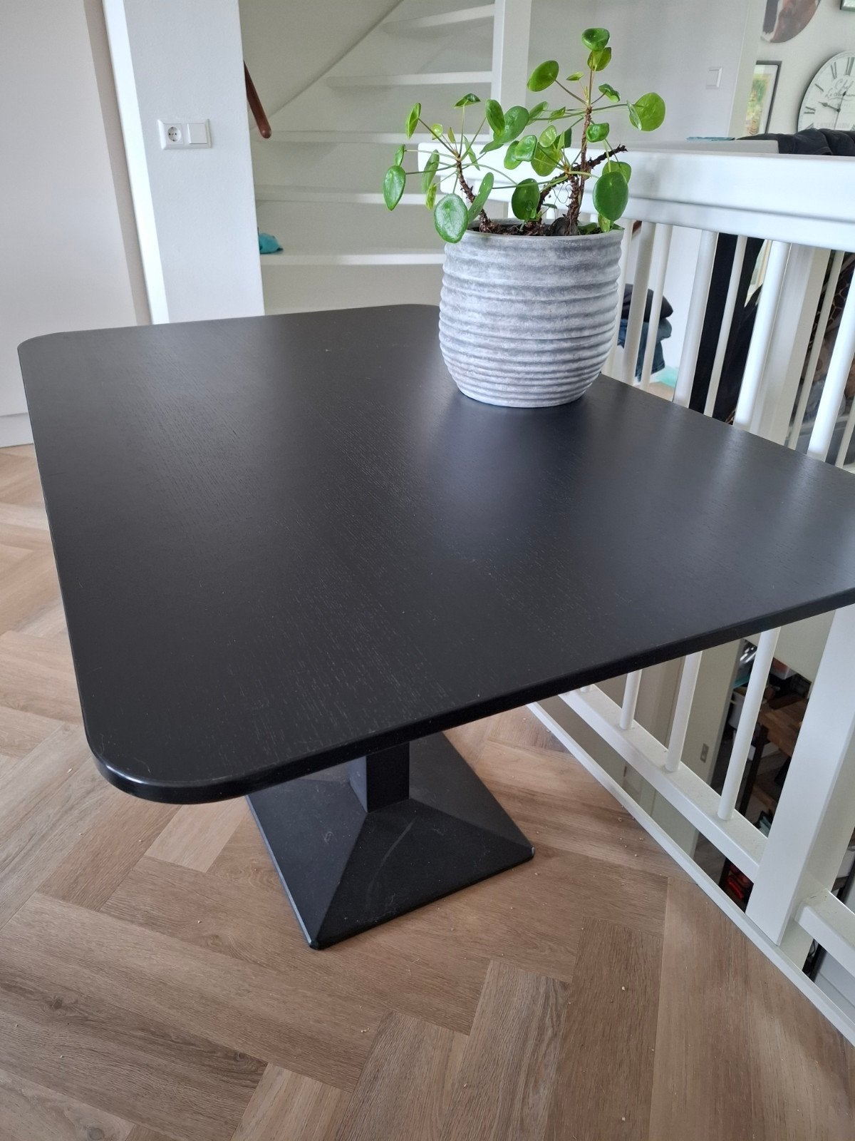 Zwarte eettafel met centrale poot, Huis en Inrichting, Gebruikt, 100 tot 150 cm, 50 tot 100 cm, 75 – 100