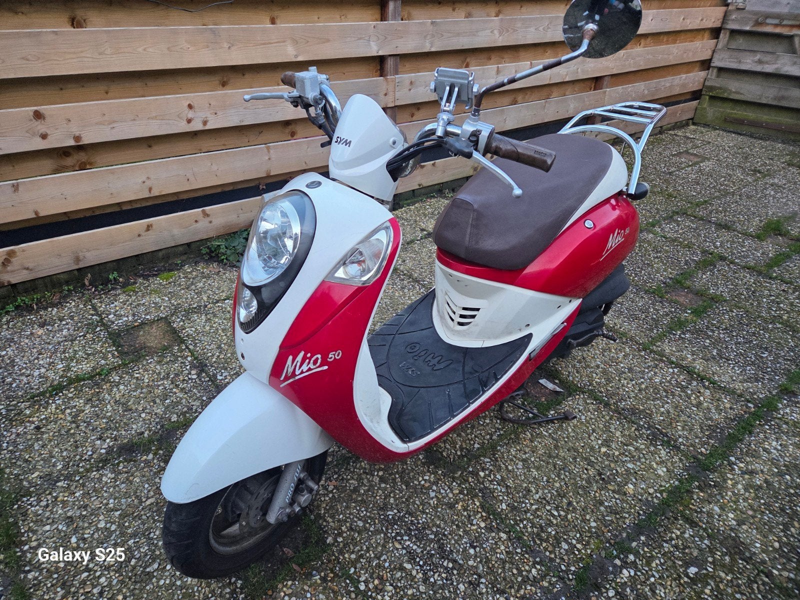 SYM Mio 50 Scooter - Rood/Wit - Inclusief telefoonhouder, Ophalen of Verzenden, Gebruikt, Benzine, SYM