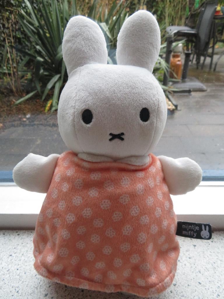 Konijn Nijntje Miffy in zalm roze gebloemde jurk huilt lacht, Ophalen of Verzenden, Zo goed als nieuw, Konijn, Wasbaar