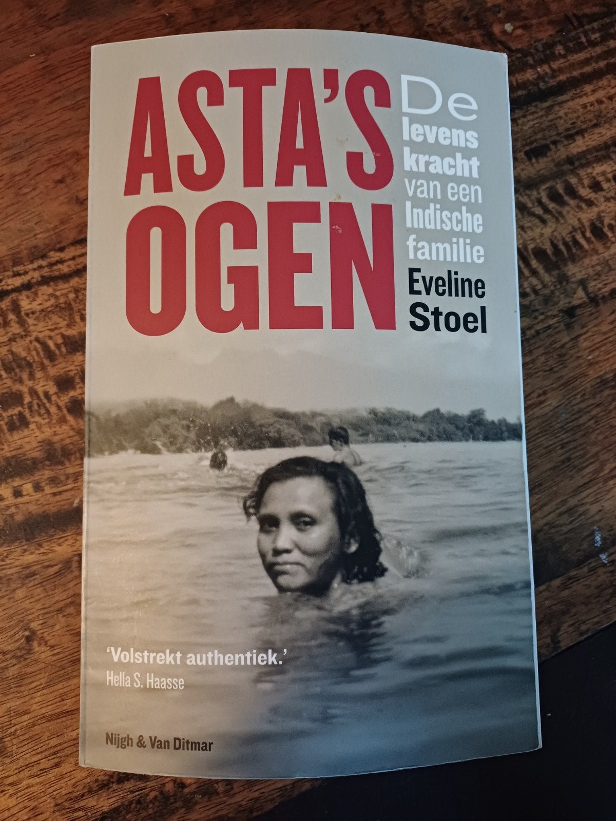 Asta's Ogen - De levenskracht van een Indische familie, Ophalen of Verzenden, Zo goed als nieuw, Eveline Stoel