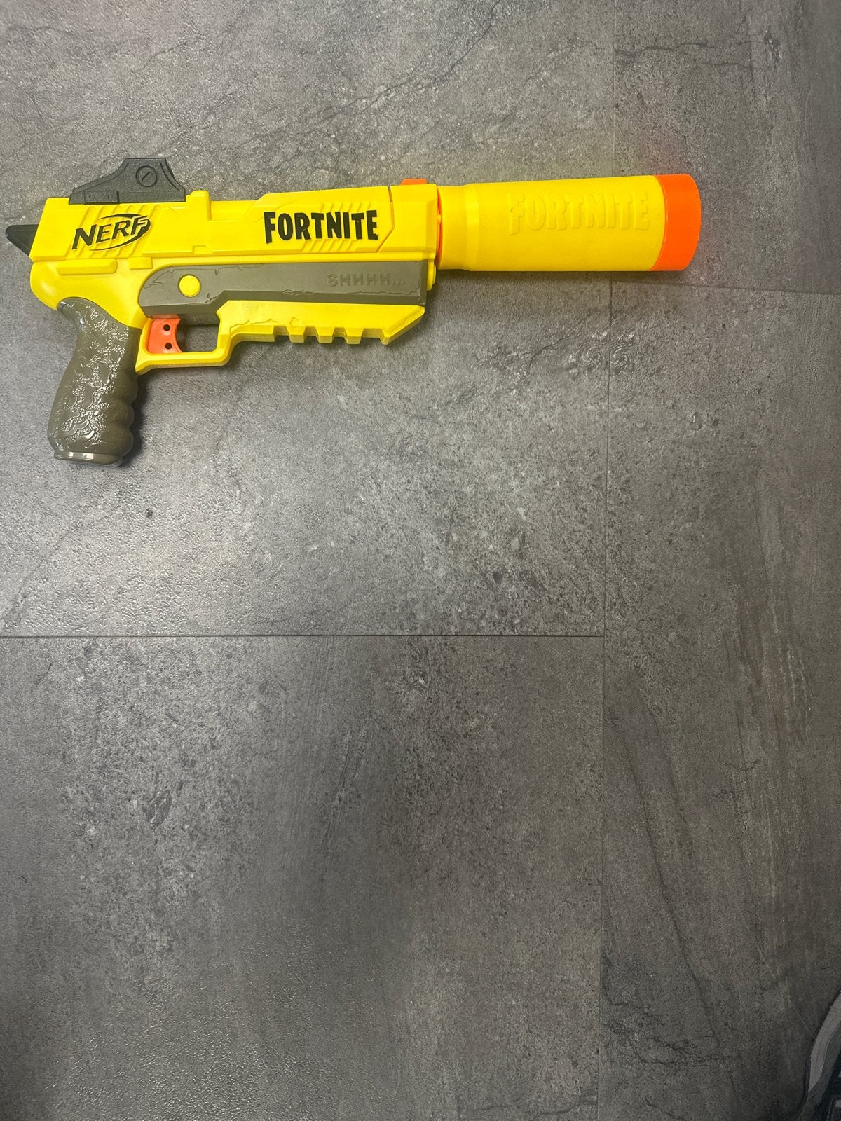 NERF Fortnite Blaster - Geel met Geluiddemper, Ophalen of Verzenden, Gebruikt