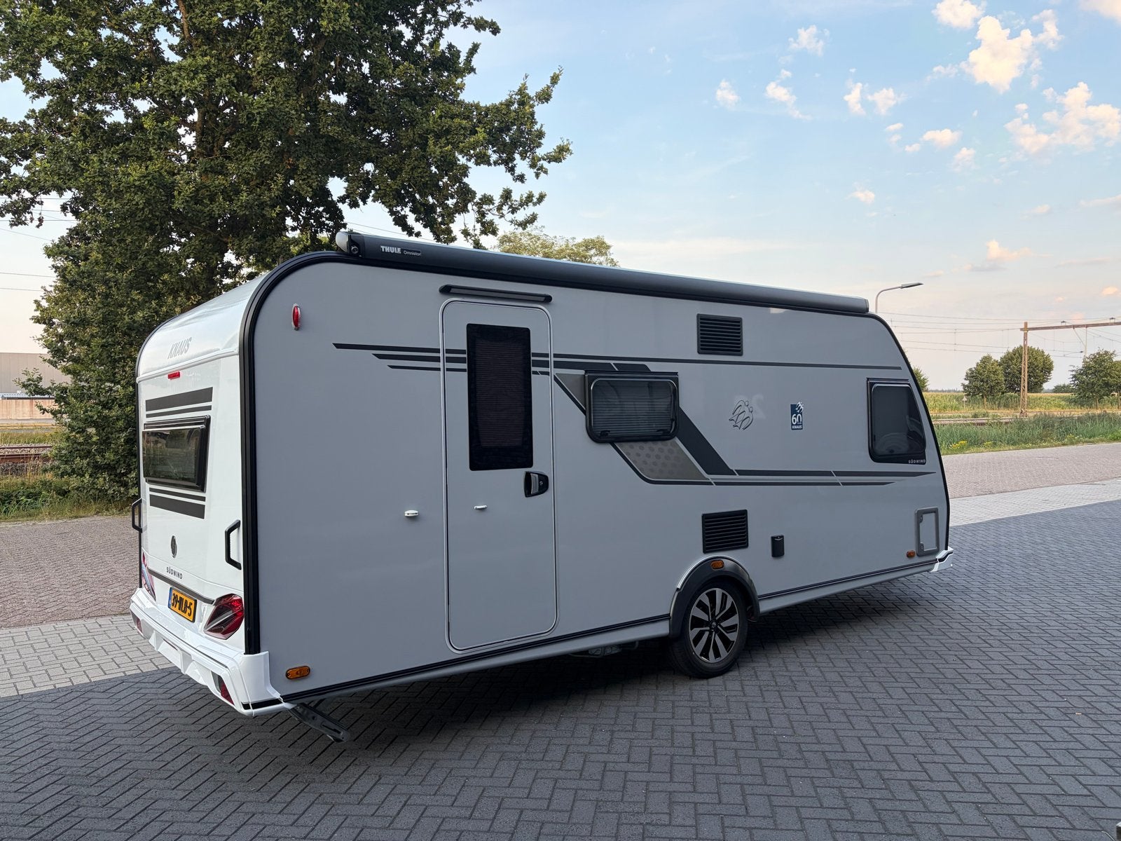 Knaus Sudwind 60 Years 550 FDK 3 stapelbed en voortent, Vast bed, Treinzit, Particulier, Luifel