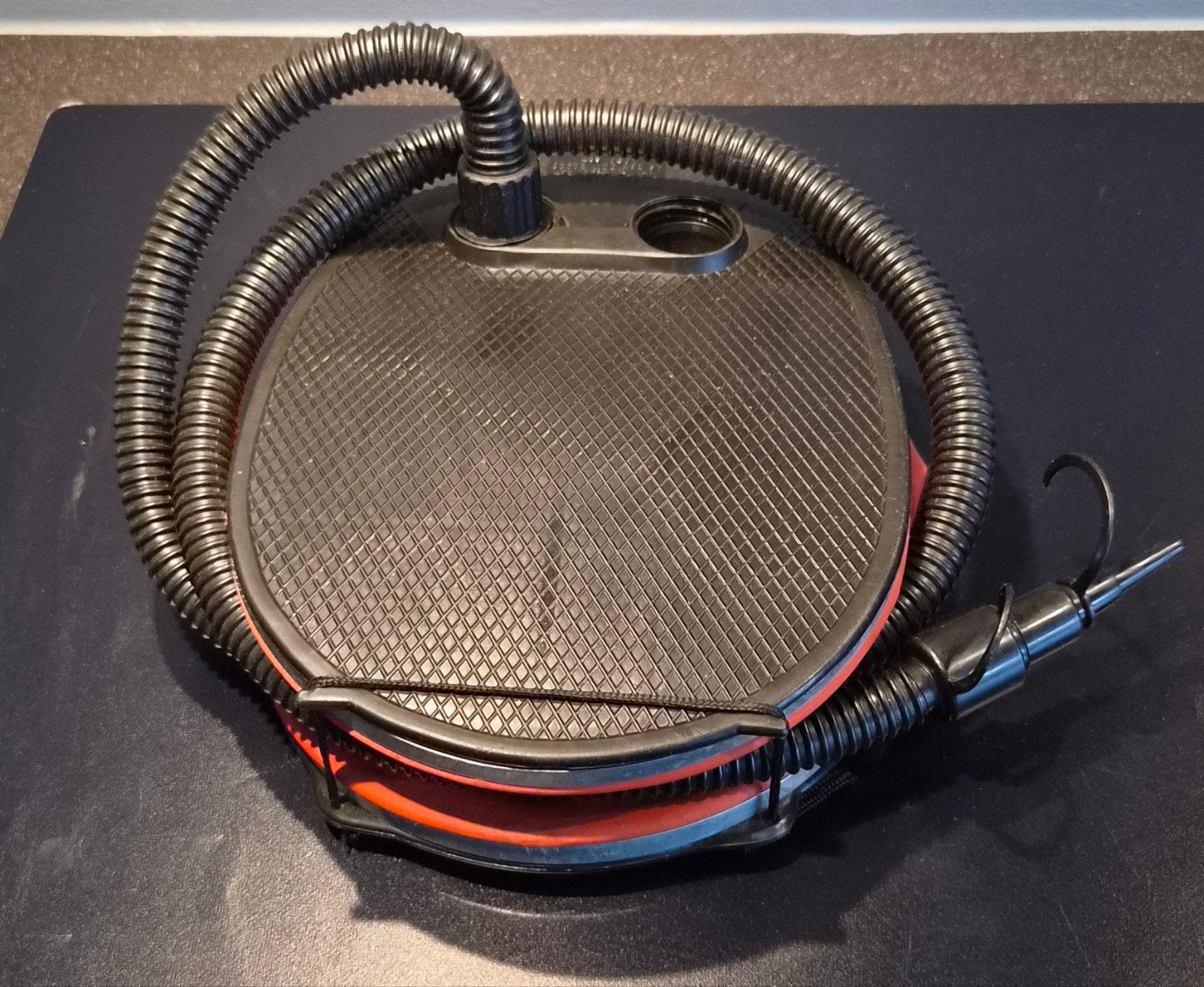 Compacte opvouwbare voetpomp voor luchtbedden/zwembaden, Ophalen of Verzenden