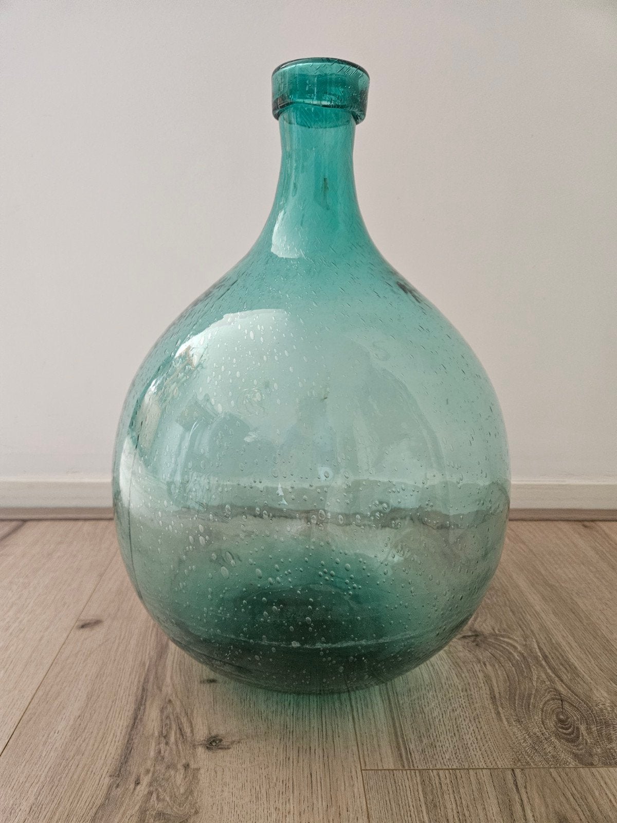 Glazen statement vaas bol met smalle hals groen 48 cm hoog, 48 cm, Ophalen of Verzenden, Groen, Glas