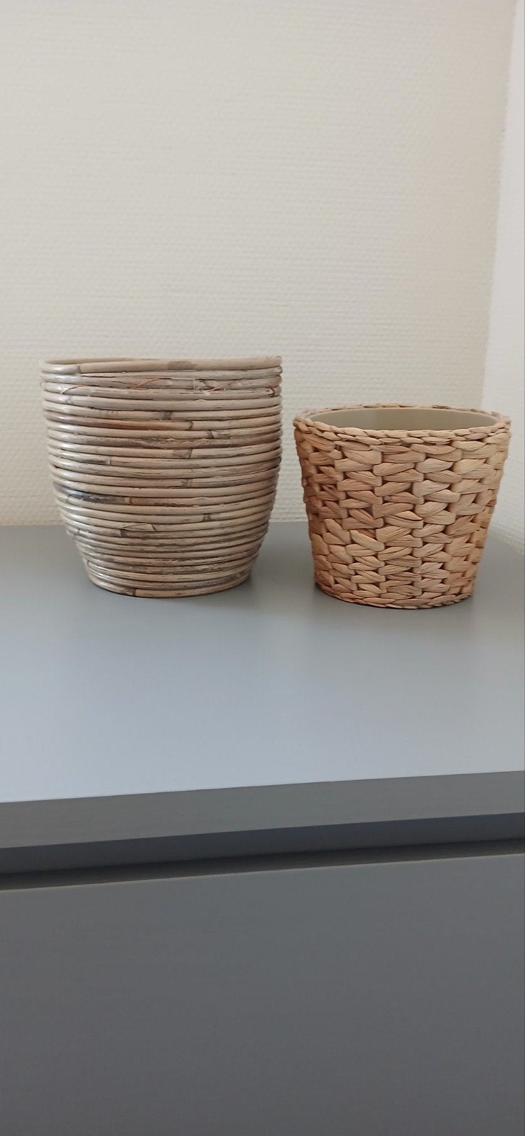 MOOI RIETEN BLOEMPOTTEN, Kunststof, Rond, Ophalen of Verzenden, Zo goed als nieuw