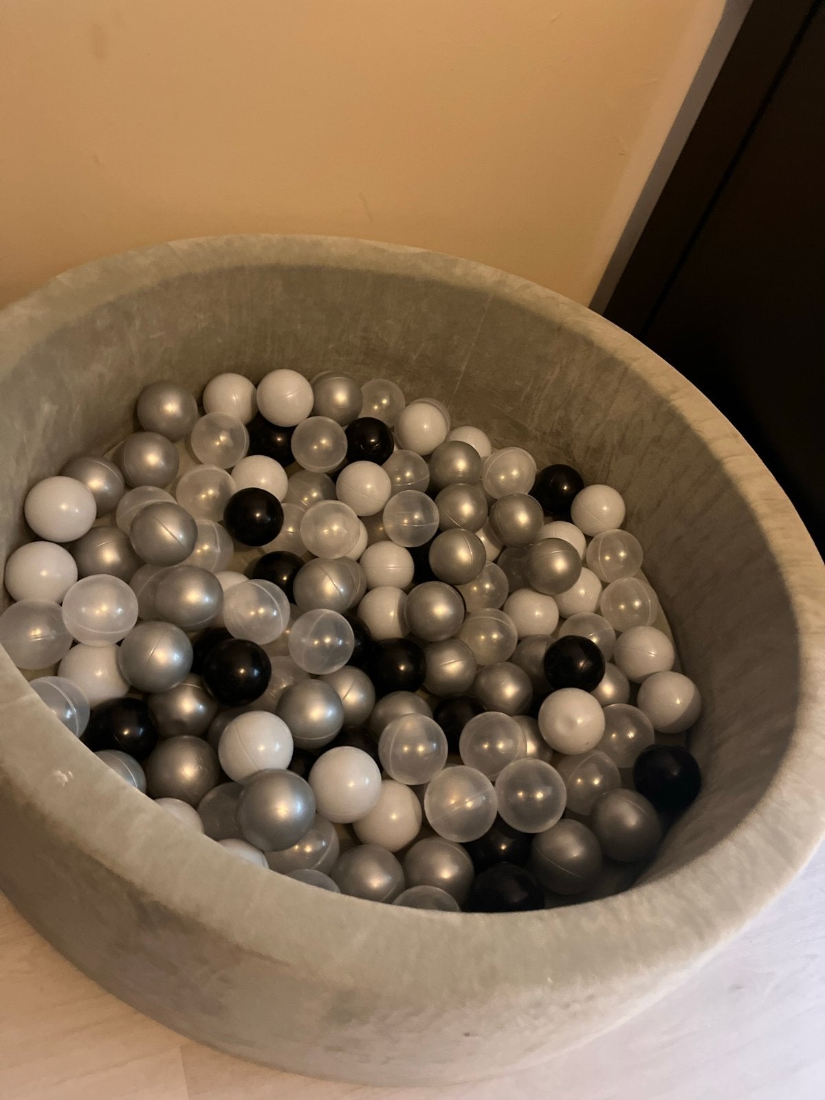 Ballenbak met ballen (zwart, wit, grijs), Kinderen en Baby's, Ophalen of Verzenden, Gebruikt, Jongen of Meisje