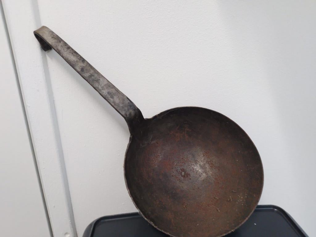 Koperen kannen en soort wokpan, Ophalen