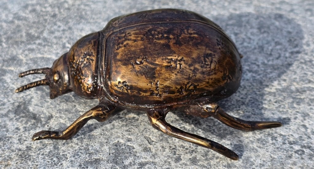 MESTKEVER/ BRONZEN BEELD, Nieuw, Info@huisentuindecoratiemarie.nl, Huis en tuin decoratie marie, Dierenbeeld