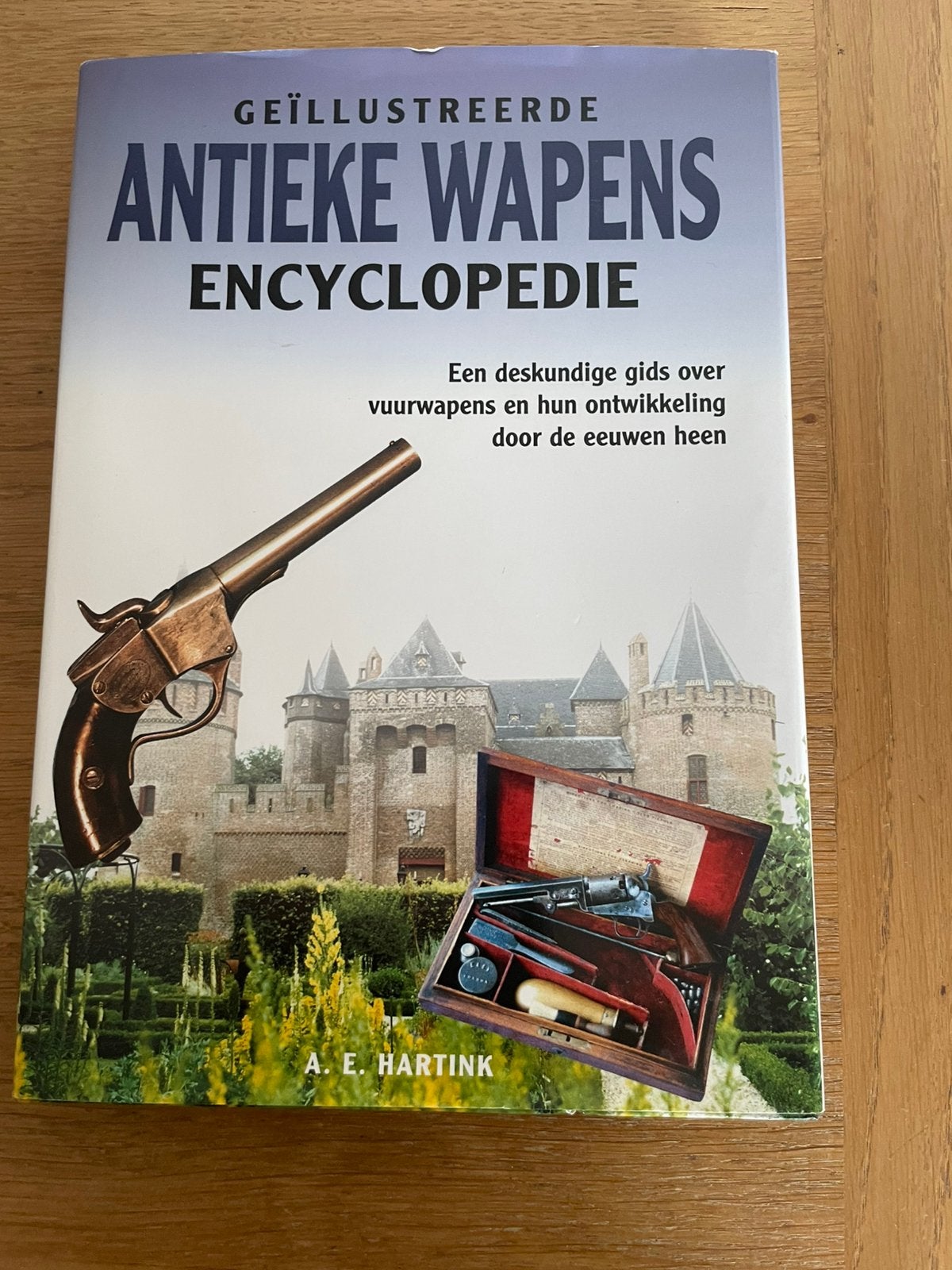 Antieke wapens, Boeken, Ophalen of Verzenden, Zo goed als nieuw