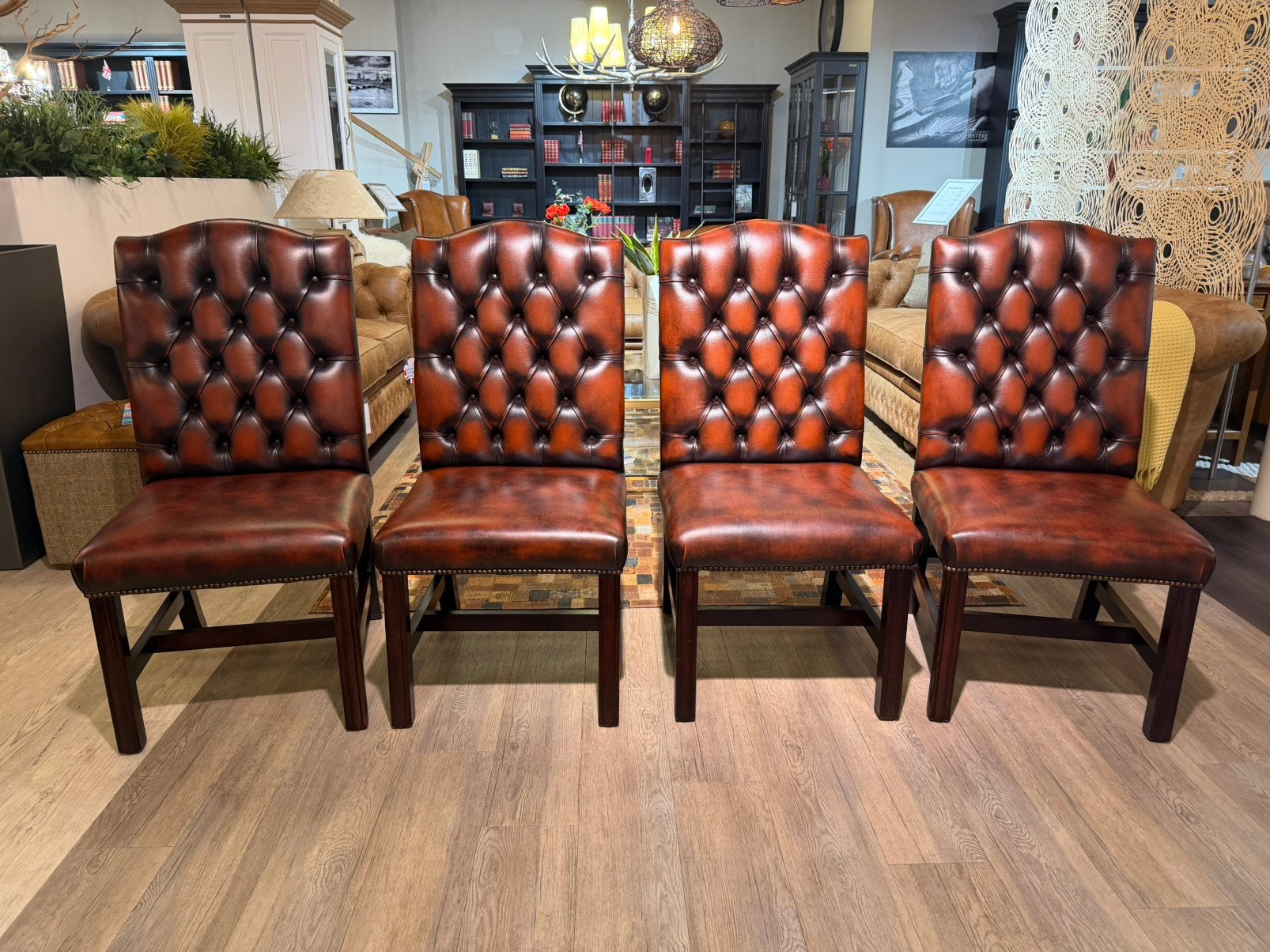 4 ENGELSE SPRINGVALE EETKAMERSTOELEN GAINSBOROUGH ROOD BRUIN, Huis en Inrichting, Ophalen of Verzenden, Zo goed als nieuw, Bruin