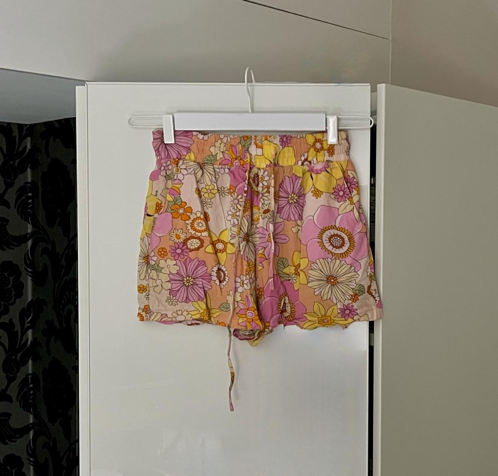 Bershka short/korte broek, gebloemd; maat small, Overige kleuren, Kort, Zo goed als nieuw, Maat 36 (S)